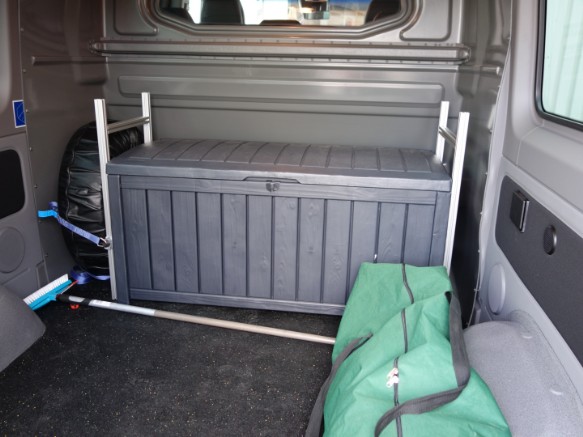 Trennwand C-Säule nachgerüstet, Staukiste und Halterung aus Alu